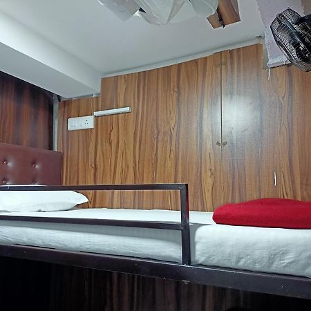 Отель Golden View Dormitory Мумбаи Экстерьер фото